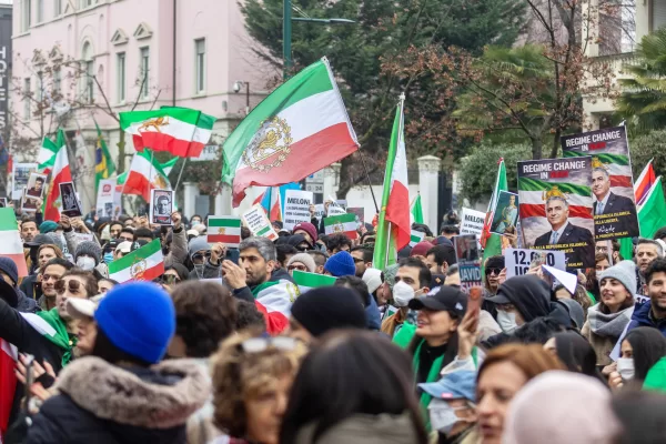 Presidio manifestanti iraniani contro il regime dell’Ayatollah Ali Khamenei davanti al Consolato dell’Iran in Viale Monte Rosa 88 – Milano, Italia – Sabato, 17 gennaio 2026 (foto Stefano Porta / LaPresse)

Iranian protesters rally against the regime of Ayatollah Ali Khamenei in front of the Iranian Consulate at Viale Monte Rosa 88.
 – Milan, Italy – Saturday, 17 January 2026  (photo Stefano Porta / LaPresse)