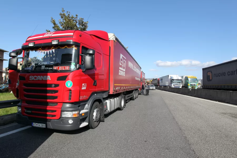 Oltre l’80% delle merci si muove su strada. L’autotrasporto anticipa una crisi dei consumi: c’è da fidarsi