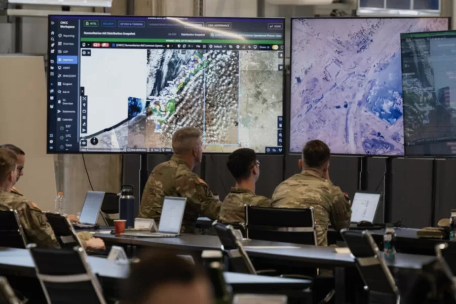 Dentro il quartier generale per Gaza: l’hangar dove si costruisce la pace