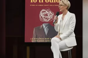 Gli assistenti sociali sbagliano, la scrittrice Zuppicchiatti denuncia: “Falsi codici rossi lasciano padri senza giustizia” Gli assistenti sociali sbagliano, la scrittrice Zuppicchiatti denuncia: “Falsi codici rossi lasciano padri senza giustizia”