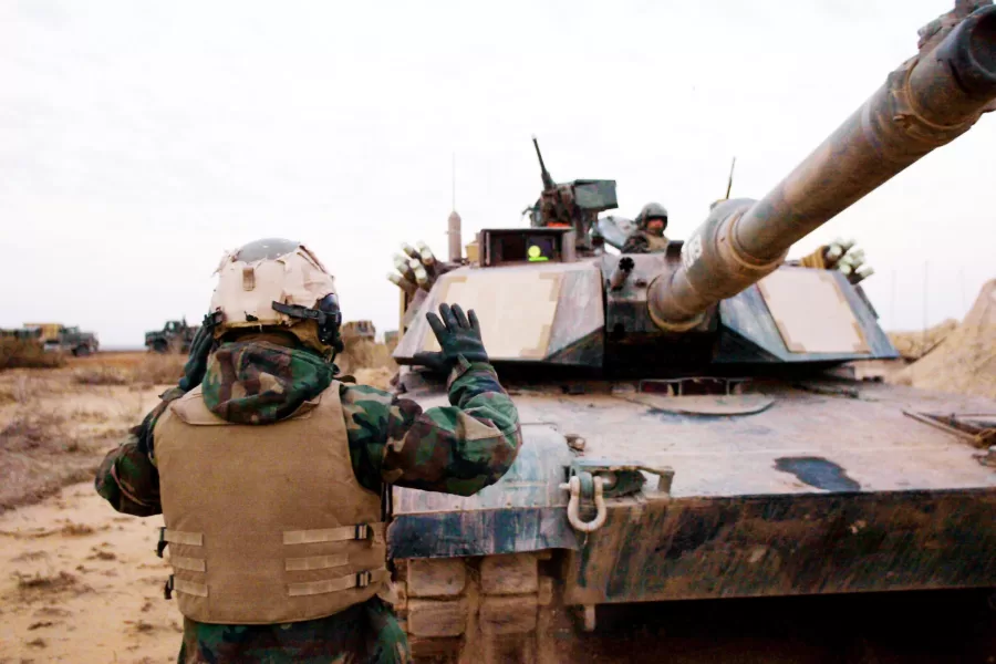 ©ROBERT NICKELSBERG/LAPRESSE
28-03-2003 IRAQ
ESTERO, GUERRA
MARINES STATUNITENSI SU UN CARRO ARMATO ABRAMS A1A A 150 MIGLIA DA BAGHDAD