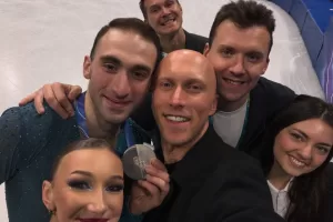 Benoit Richaud con i georgiani d’argento Anastasiia Metelkina e Luka Berulava Benoit Richaud con i georgiani d’argento Anastasiia Metelkina e Luka Berulava