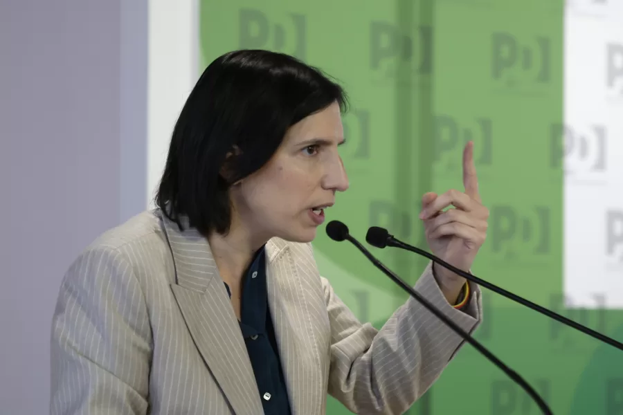 Schlein detta la linea marziale nel Pd: “Sano che ci sia una minoranza ma la linea va rispettata”