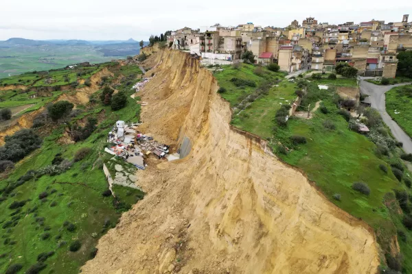 La Frana a Niscemi,  foto fatte con il Drone – Niscemi Caltanissetta – Sicilia – Italia – 1 Febbraio 2026 ( Stefano Gattordo /LaPresse ) 


Landslide in Niscemi, photos taken with a drone – Niscemi Caltanissetta – Sicily – Italy – February 1, 2026 (Stefano Gattordo /LaPresse)