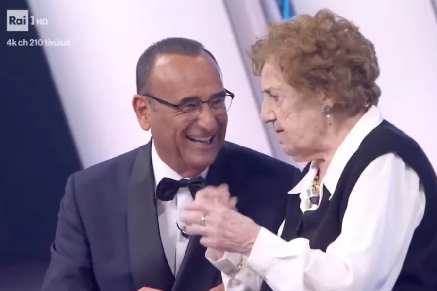 Sanremo 2026, i tempi serrati di Carlo Conti e la signora antifascista: “Me l’avevano detto che era una chiacchierona”