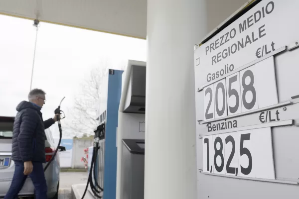 Rincari carburante. distributori di benzina al lavoro .— Roma—Italia — Lunedì 16 Marzo 2026 – Cronaca – (foto di Cecilia Fabiano/ LaPresse) 
Fuel price increase. fuel dispensers  — Rome— Italy , March 16 , Monday 2026 – News  – (photo by Cecilia Fabiano/LaPresse)
