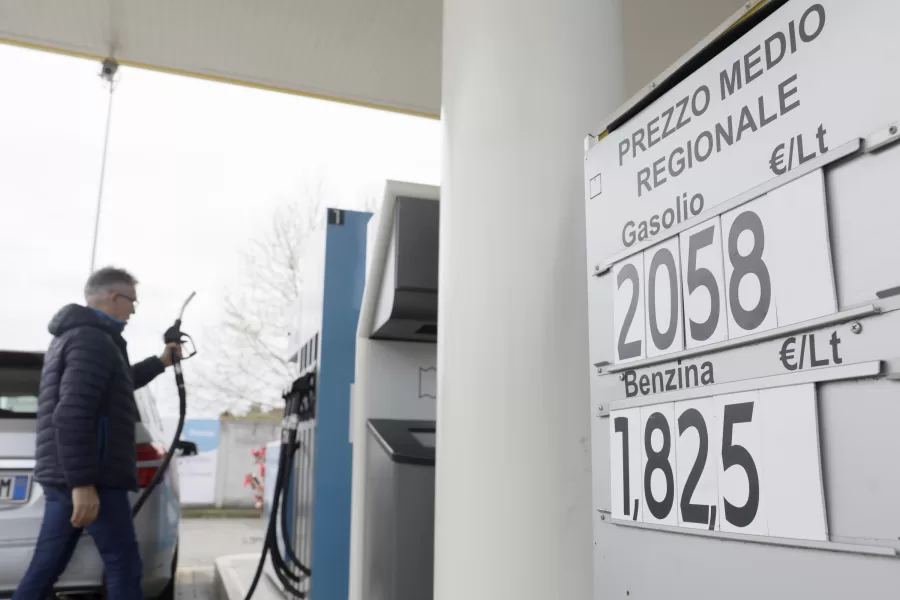 Rincari carburante. distributori di benzina al lavoro .— Roma—Italia — Lunedì 16 Marzo 2026 – Cronaca – (foto di Cecilia Fabiano/ LaPresse) 
Fuel price increase. fuel dispensers  — Rome— Italy , March 16 , Monday 2026 – News  – (photo by Cecilia Fabiano/LaPresse)