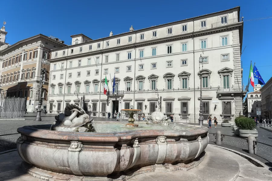 PALAZZO CHIGI DURANTE IL CDM BANDIERE ESPOSTE TRICOLORE