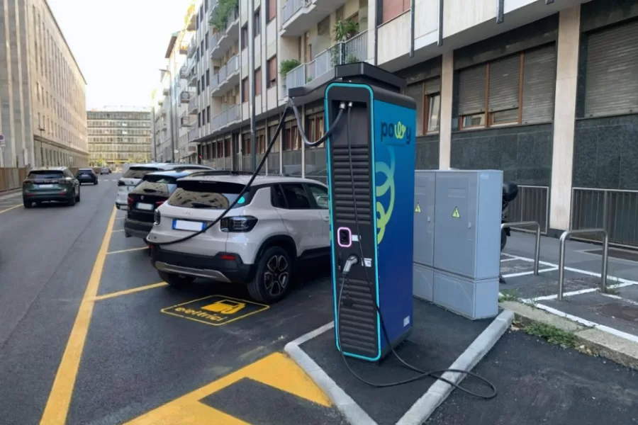 Ricarica elettrica pubblica, la transizione energetica comincia dalle nostre città