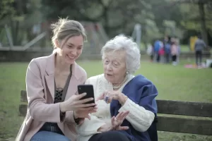 Consapevolezza digitale, l’Italia accelera. Salgono competenze e fiducia nella rete, ma c’è ancora strada da fare sull’IA