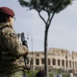 Allarme sicurezza. le postazioni dei militari intorno all’area del Colosseo —Roma—Italia — Martedì 3 Marzo  2026 – Politica – (foto di Cecilia Fabiano/ LaPresse) 
 
Security alert. Military posts around the Colosseum area.—  Rome— Italy , March 3 ,  Tuesday 2026 – Politics  – (photo by Cecilia Fabiano/LaPresse)