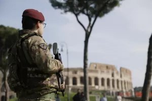 Allarme sicurezza. le postazioni dei militari intorno all’area del Colosseo —Roma—Italia — Martedì 3 Marzo  2026 – Politica – (foto di Cecilia Fabiano/ LaPresse) 
 
Security alert. Military posts around the Colosseum area.—  Rome— Italy , March 3 ,  Tuesday 2026 – Politics  – (photo by Cecilia Fabiano/LaPresse)