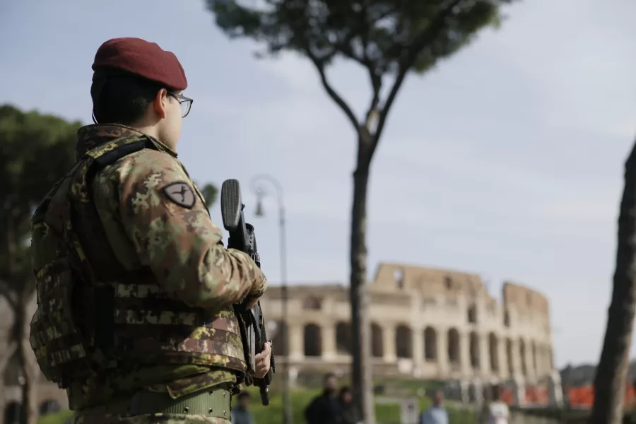 Allarme sicurezza. le postazioni dei militari intorno all’area del Colosseo —Roma—Italia — Martedì 3 Marzo  2026 – Politica – (foto di Cecilia Fabiano/ LaPresse) 
 
Security alert. Military posts around the Colosseum area.—  Rome— Italy , March 3 ,  Tuesday 2026 – Politics  – (photo by Cecilia Fabiano/LaPresse)