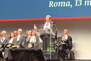 Gli avvocati con il Sì, Md sul No, Nordio per il “giudice libero”