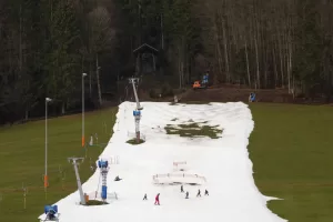 Turismo invernale, il dossier Nevediversa 2026 di Legambiente: aumentano gli impianti abbandonati e la neve diventa sempre più artificiale