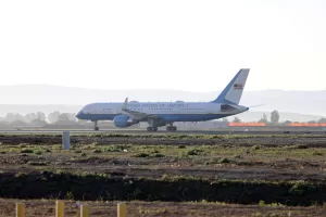 The First Lady Jill Biden arrives to Sigonella Base close Catania, South Italy – December 4, 2024 – News 
(Photo by Alberto Lo Bianoco/LaPresse)

Arrrivo dell’aereo presidenziale americano nella base di Sigonella Nas 2 e la First Lady Jill Biden scende dalla scaletta per raggiungere i militari nell’altra base Nas 1 vicino a Catania, nel Sud Italia – 4 dicembre 2024 – Cronaca 
(Foto di Alberto Lo Bianco/LaPresse)