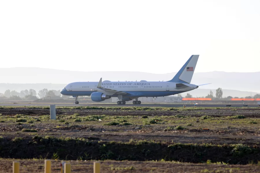 The First Lady Jill Biden arrives to Sigonella Base close Catania, South Italy – December 4, 2024 – News 
(Photo by Alberto Lo Bianoco/LaPresse)

Arrrivo dell’aereo presidenziale americano nella base di Sigonella Nas 2 e la First Lady Jill Biden scende dalla scaletta per raggiungere i militari nell’altra base Nas 1 vicino a Catania, nel Sud Italia – 4 dicembre 2024 – Cronaca 
(Foto di Alberto Lo Bianco/LaPresse)