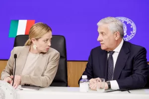 La presidente del Consiglio Giorgia Meloni e il ministro degli Esteri Antonio Tajani durante l’illustrazione della legge di Bilancio in occasione della conferenza stampa al termine del Consiglio dei ministri a Palazzo Chigi, Roma, Venerdì 17 Ottobre 2025 (Foto Roberto Monaldo / LaPresse)
Premier Giorgia Meloni and Foreign minister Antonio Tajani during the presentation of the Budget law on the occasion of the press conference following the Council of Ministers at Palazzo Chigi, Rome, Friday, October 17, 2025 (Photo by Roberto Monaldo / LaPresse) La presidente del Consiglio Giorgia Meloni e il ministro degli Esteri Antonio Tajani durante l’illustrazione della legge di Bilancio in occasione della conferenza stampa al termine del Consiglio dei ministri a Palazzo Chigi, Roma, Venerdì 17 Ottobre 2025 (Foto Roberto Monaldo / LaPresse)
Premier Giorgia Meloni and Foreign minister Antonio Tajani during the presentation of the Budget law on the occasion of the press conference following the Council of Ministers at Palazzo Chigi, Rome, Friday, October 17, 2025 (Photo by Roberto Monaldo / LaPresse)