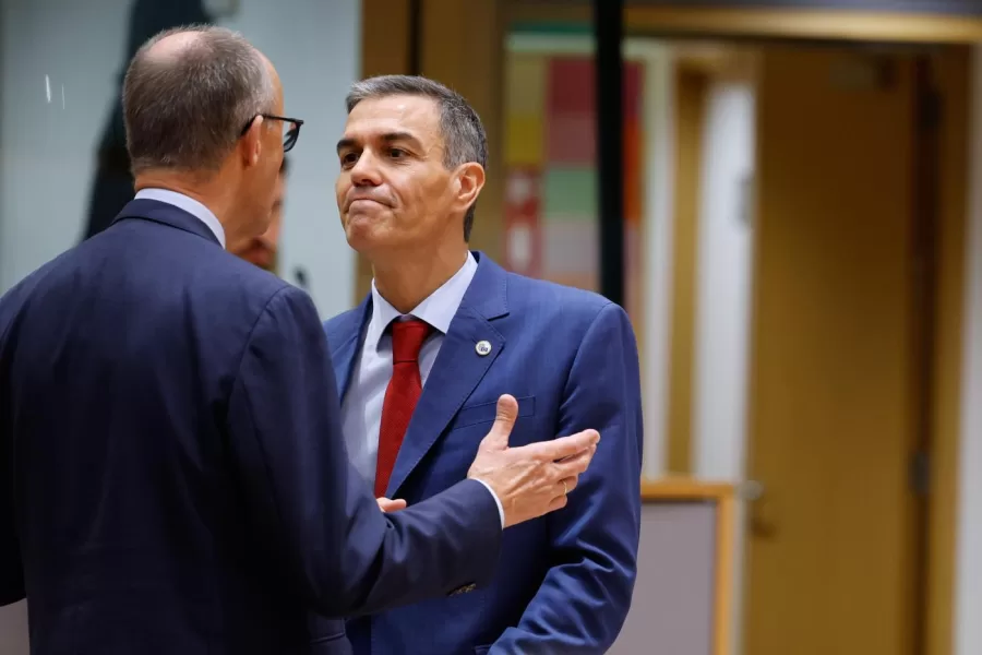 Spain’s Prime Minister Pedro Sanchez, right, speaks with Germany’s Chancellor Friedrich Merz during a round table meeting at an EU Summit in Brussels, Thursday, Oct. 23, 2025. (AP Photo/Geert Vanden Wijngaert)

Associated Press/LaPresse