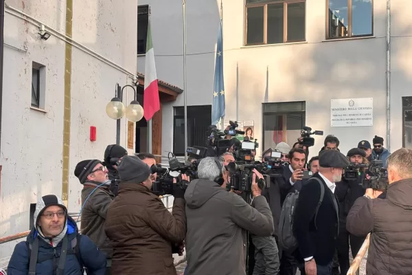 Avvocati famiglia nel bosco in arrivo per la sentenza in tribunale per i coniugi Nathan e Catherine che, insieme ai loro tre figli minori, hanno scelto negli ultimi anni di vivere in modo alternativo in unabitazione immersa nei boschi di Palmoli, in provincia di Chieti. La sentenza al tribunale dell’Aquila, Italia – 4 dicembre 2025 (foto Fabio Urbini/LaPresse)