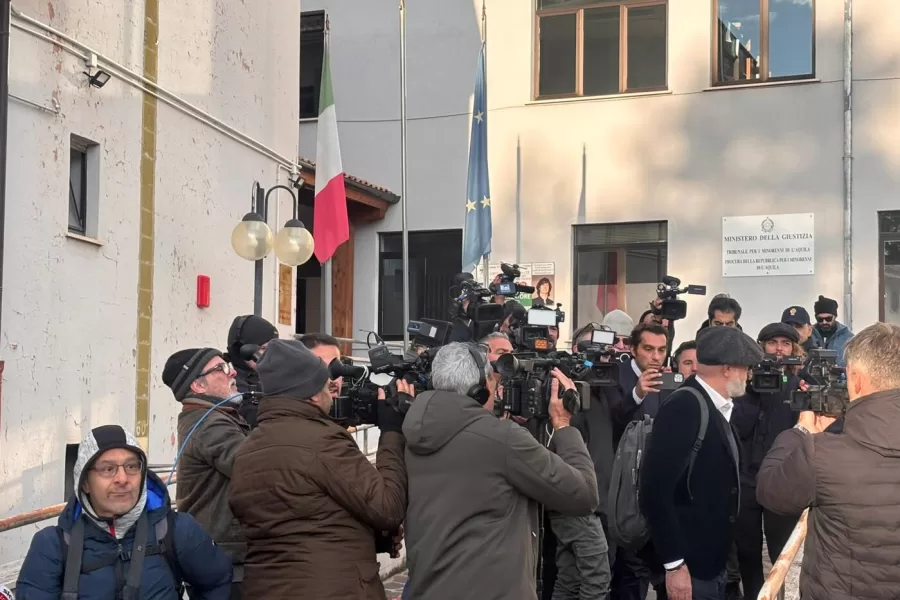 Avvocati famiglia nel bosco in arrivo per la sentenza in tribunale per i coniugi Nathan e Catherine che, insieme ai loro tre figli minori, hanno scelto negli ultimi anni di vivere in modo alternativo in unabitazione immersa nei boschi di Palmoli, in provincia di Chieti. La sentenza al tribunale dell’Aquila, Italia – 4 dicembre 2025 (foto Fabio Urbini/LaPresse)