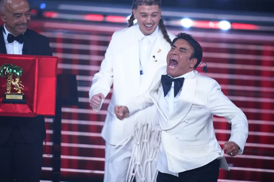 Sal Da Vinci, dalla povertà alla vittoria di Sanremo. La moglie: “Non avevamo soldi per il latte”