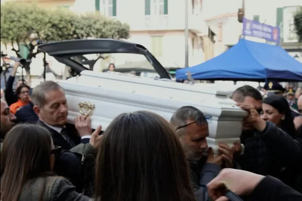 Funerali del piccolo Domenico Caliendo al Duomo di Nola, il bimbo di 2 anni e mezzo morto dopo un trapianto con un cuore bruciato – Nola (Napoli), Italia 4 marzo 2026 – Cronaca – (foto di Stefano Gattordo/LaPresse) 

Funeral of Domenico Caliendo at Nola Cathedral, the 2-and-a-half-year-old boy who died after a transplant with a burned heart – Nola (Naples), Italy, March 4, 2026 – News – (photo by Stefano Gattordo/LaPresse)

foto from video