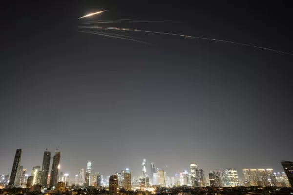 Missiles launched from Iran streak across the sky over central Israel, Wednesday, March 18, 2026. (AP Photo/Ohad Zwigenberg) 


Associated Press / LaPresse
Only italy and spain