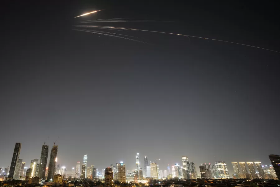Missiles launched from Iran streak across the sky over central Israel, Wednesday, March 18, 2026. (AP Photo/Ohad Zwigenberg) 


Associated Press / LaPresse
Only italy and spain