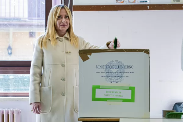 La Presidente del Consiglio Giorgia Meloni durante la votazione del Referendum al Seggio della Scuola Primaria Rosalba Carriera. Lunedì 23 Marzo, 2026. News  (Photo by Valentina Stefanelli/Lapresse)

Prime Minister Giorgia Meloni during the referendum vote at the Rosalba Carriera Primary School polling station. Monday, March 23, 2026. News (Photo by Valentina Stefanelli/Lapresse)