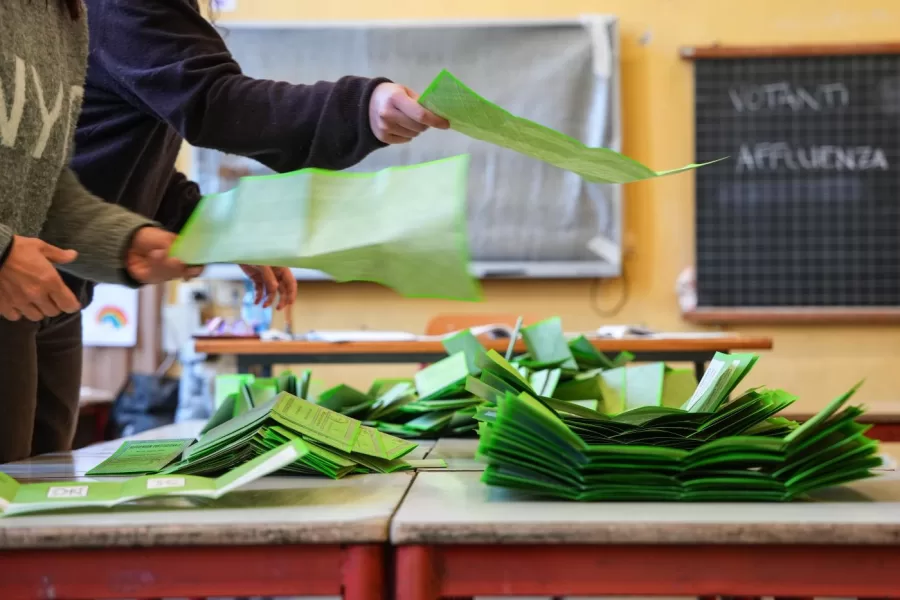 Operazioni di spoglio per il referendum sulla riforma della giustizia al seggio elettorale di via Mantegna,   Milano (Italy) March 23, 2026 (Photo Claudio Furlan/LaPresse)

Votes are being counted for the referendum on judicial reform at the polling station in Via Mantegna, Milan (Italy), 23 March 2026 (Photo: Claudio Furlan/LaPresse)