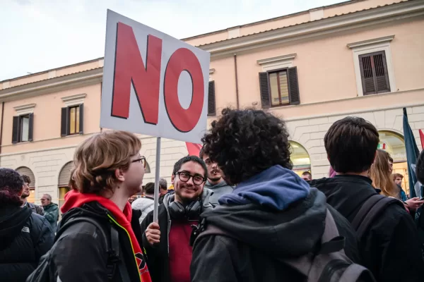 Referendum – Manifestazione organizzata dal Comitato per il NO Sociale al Referendum in Piazza Santi Apostoli. Lunedì 23 Marzo, 2026. News  (Photo by Valentina Stefanelli/Lapresse)

Referendum – Demonstration organized by the Committee for the Social NO to the Referendum in Piazza Santi Apostoli. Monday March 23, 2026. News (Photo by Valentina Stefanelli/Lapresse)