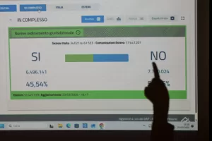 il comitato per il NO al referendum festeggia in piazza maggiore dopo la vittoria ai seggi. 
(Italia) 23 Marzo 2026
(Photo Guido Calamosca / LaPresse)

The committee for the NO vote in the referendum celebrates in Piazza Maggiore after the victory at the polls.
March 23, 2026 – Bologna – Italia
(Guido Calamosca/ LaPresse )