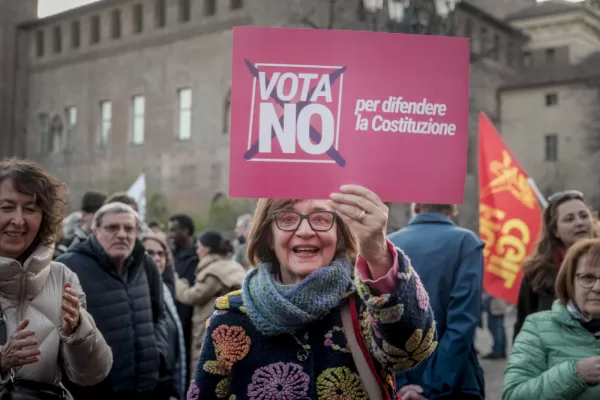 Presidio per la vittoria del NO al referendum organizzata dal comitato per NO in Piazza Castello, Torino. Italia – cronaca- Martedì 24 Marzo 2026 (foto Giulio Lapone/LaPresse). 

A rally for the victory of the “No” vote in the referendum, organized by the “No” committee, takes place in Piazza Castello, Turin. Italy – News – Tuesday, March 24, 2026 (photo by Giulio Lapone/LaPresse).