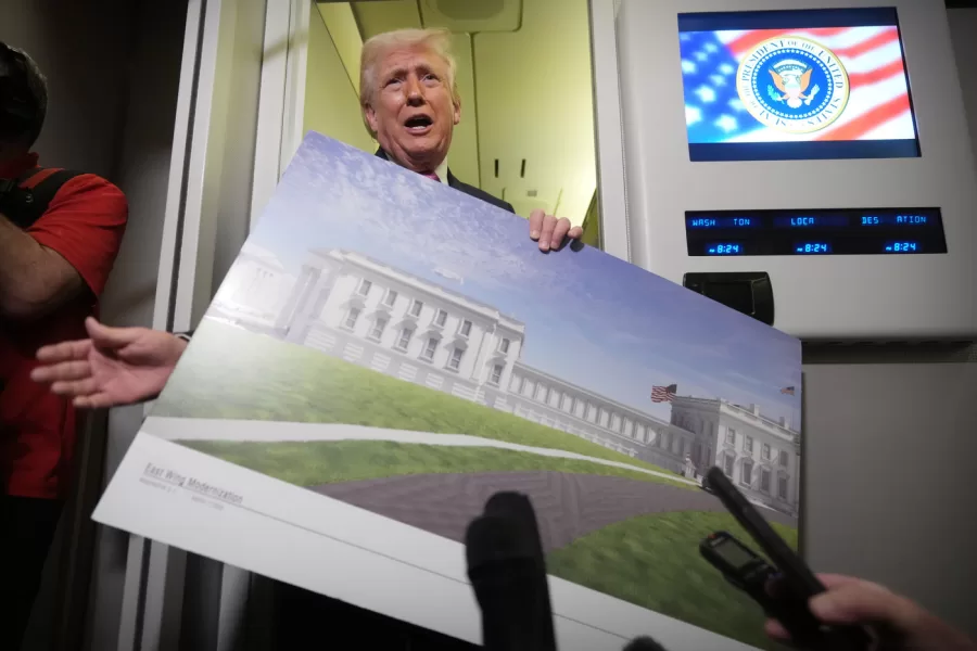 President Donald Trump holds a rendering of the proposed new East Wing of the White House as he speaks to reporters aboard Air Force One en route from West Palm Beach, Fla., to Joint Base Andrews, Md., Sunday, March 29, 2026. (AP Photo/Mark Schiefelbein) 


Asspciated Press / LaPresse
Only italy and spain