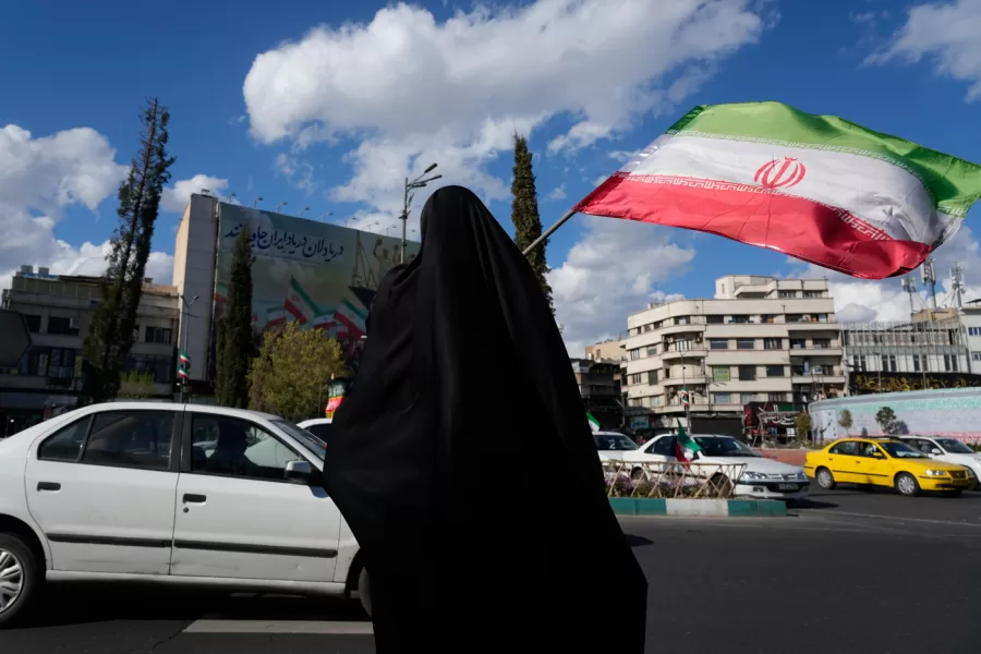 A woman waves an Iranian flag during a campaign in support of the government at the Enqelab-e-Eslami, or Islamic Revolution, square in downtown Tehran, Iran, Monday, March 30, 2026. (AP Photo/Vahid Salemi)





Associate Press/ LaPresse
Only Italy and Spain