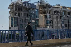 A man walks in front a building that was hit in an Israeli airstrike near the airport road in Beirut, Lebanon, Tuesday, March 31, 2026. (AP Photo/Hussein Malla)





Associate Press/ LaPresse
Only Italy and Spain