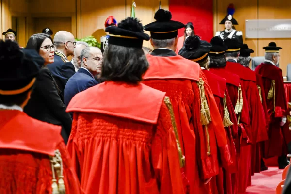 Denunci le distorsioni della giustizia? Vai alla sbarra. Guai a chi esercita la critica al potere giudiziario Denunci le distorsioni della giustizia? Vai alla sbarra. Guai a chi esercita la critica al potere giudiziario