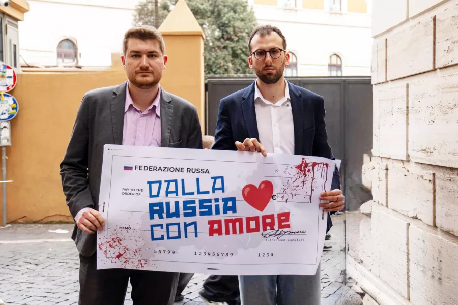 Filorussi e pro-Pal alla Camera per il No al referendum, a loro l’assegno ‘Dalla Russia con Amore’