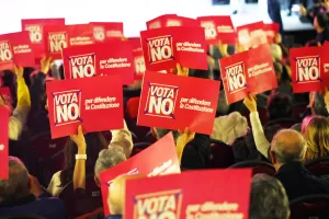 ANCHE CINEMA  ELLY SCHLEIN  A BARI PER NO AL REFERENDUM  CARTELLO  CARTELLI    VOTA  NO  PER  DIFENDERE  LA  COSTITUZIONE