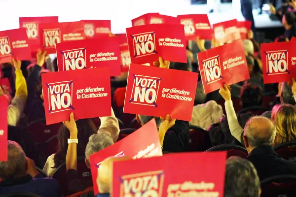 ANCHE CINEMA  ELLY SCHLEIN  A BARI PER NO AL REFERENDUM  CARTELLO  CARTELLI    VOTA  NO  PER  DIFENDERE  LA  COSTITUZIONE