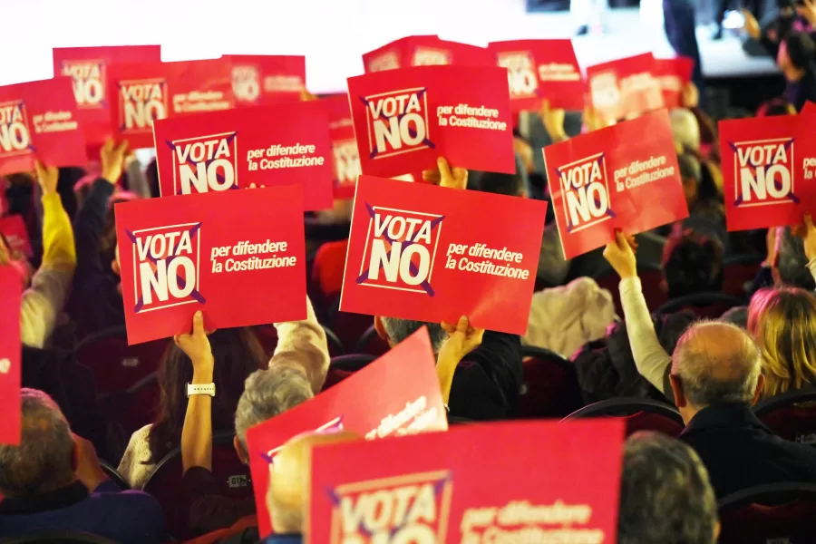 ANCHE CINEMA  ELLY SCHLEIN  A BARI PER NO AL REFERENDUM  CARTELLO  CARTELLI    VOTA  NO  PER  DIFENDERE  LA  COSTITUZIONE