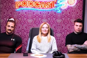 Meloni disruptive da Fedez, ascolta e parla con la GenZ: il divario politico enorme sul piano comunicativo tra centrodestra e opposizione