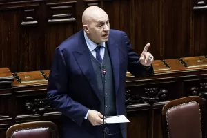 Il ministro della Difesa Guido Crosetto nell’aula della Camera dei deputati in occasione delle comunicazioni sulla proroga della cessione di mezzi ed equipaggiamenti militari all’Ucraina, Roma, Giovedì 15 Gennaio 2026 (Foto Roberto Monaldo / LaPresse) 

Defense minister Guido Crosetto addresses the Chamber of deputies on the extension of the transfer of military vehicles and equipment to Ukraine, Rome, Thursday, January 15, 2026 (Photo by Roberto Monaldo /LaPresse)