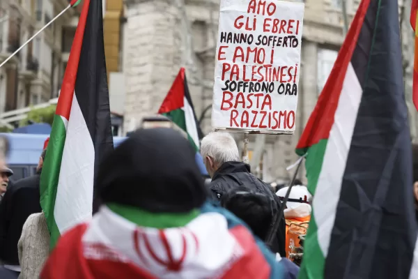 Manifestazione davanti all’Ambasciata degli Sati Uniti in solidarietà  con il popolo Iraniano contro i bombardamenti USA— — Roma—Italia — Lunedì 2 Marzo  2026 – Politica – (foto di Cecilia Fabiano/ LaPresse) 
 
Demonstration in front of the US Embassy in solidarity with the Iranian people against the US bombing. —  Rome— Italy , March 2 ,  Monday 2026 – Politics  – (photo by Cecilia Fabiano/LaPresse)