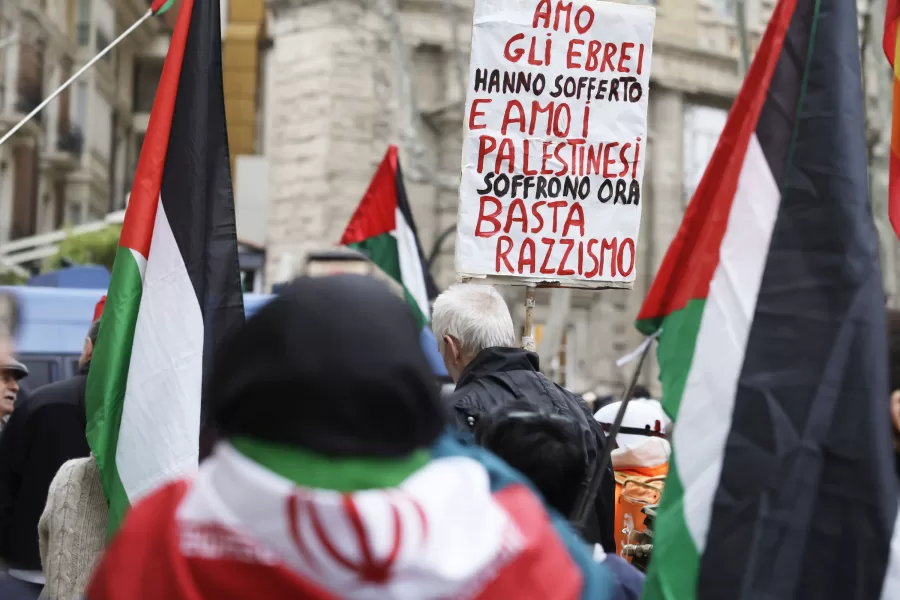 Manifestazione davanti all’Ambasciata degli Sati Uniti in solidarietà  con il popolo Iraniano contro i bombardamenti USA— — Roma—Italia — Lunedì 2 Marzo  2026 – Politica – (foto di Cecilia Fabiano/ LaPresse) 
 
Demonstration in front of the US Embassy in solidarity with the Iranian people against the US bombing. —  Rome— Italy , March 2 ,  Monday 2026 – Politics  – (photo by Cecilia Fabiano/LaPresse)