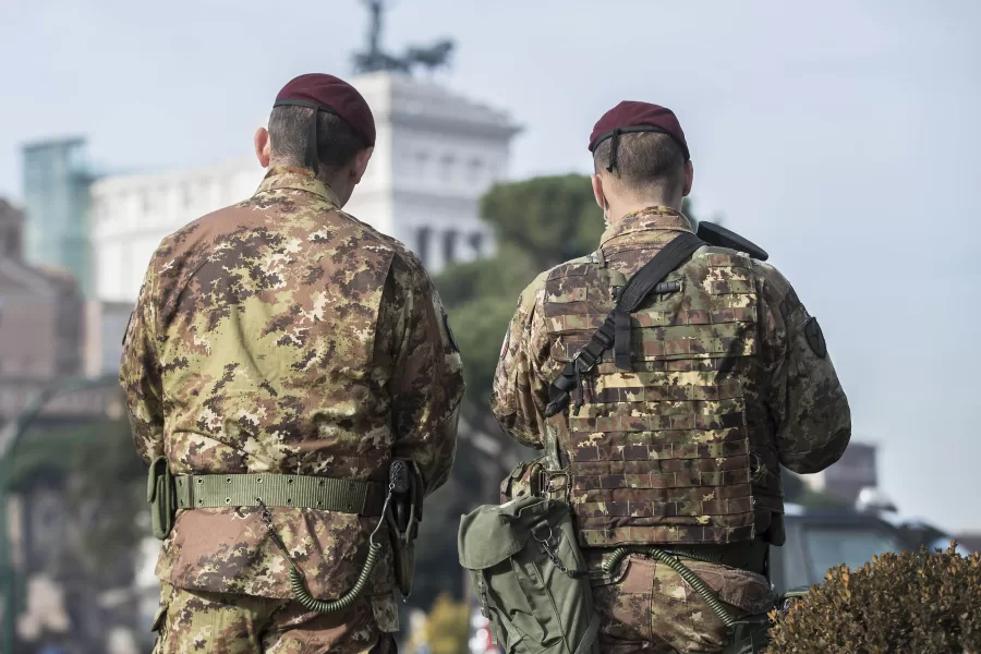 Foto Roberto Monaldo / LaPresse
25-12-2016 Roma
Cronaca
Militari impegnati nell’operazione “Strade Sicure” 
Nella foto Controlli in via dei Fori Imperiali 

Photo Roberto Monaldo / LaPresse
25-12-2016 Rome (Italy)
Soldiers engaged in the operation “Safe Streets”
In the photo Soldiers in Via dei Fori Imperiali