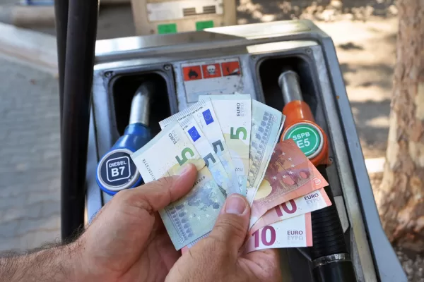 STAZIONE DI SERVIZIO EROGATORE POMPA  DIESEL BENZINA SOLDI DENARO CARO CARBURANTE RINCARI