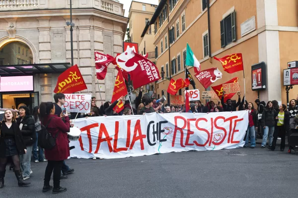MANIFESTAZIONE VITTORIA DEL NO REFERENDUM ROMA L’ITALIA CHE RESISTE BANDIERA BANDIERE STRISCIONE