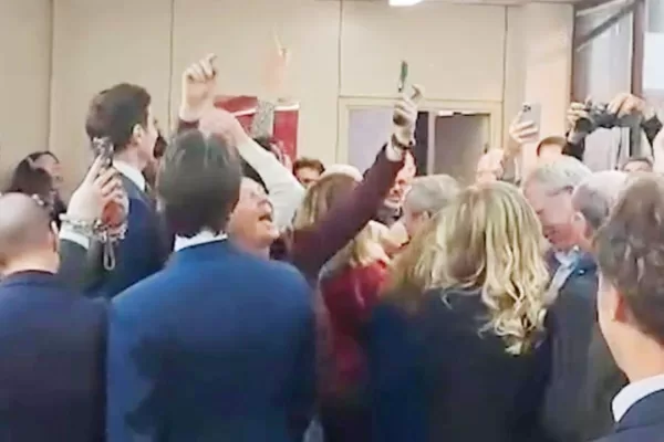 Ha vinto il No, la festa sfrenata dei giudici alimenta dubbi sull’imparzialità Ha vinto il No, la festa sfrenata dei giudici alimenta dubbi sull’imparzialità